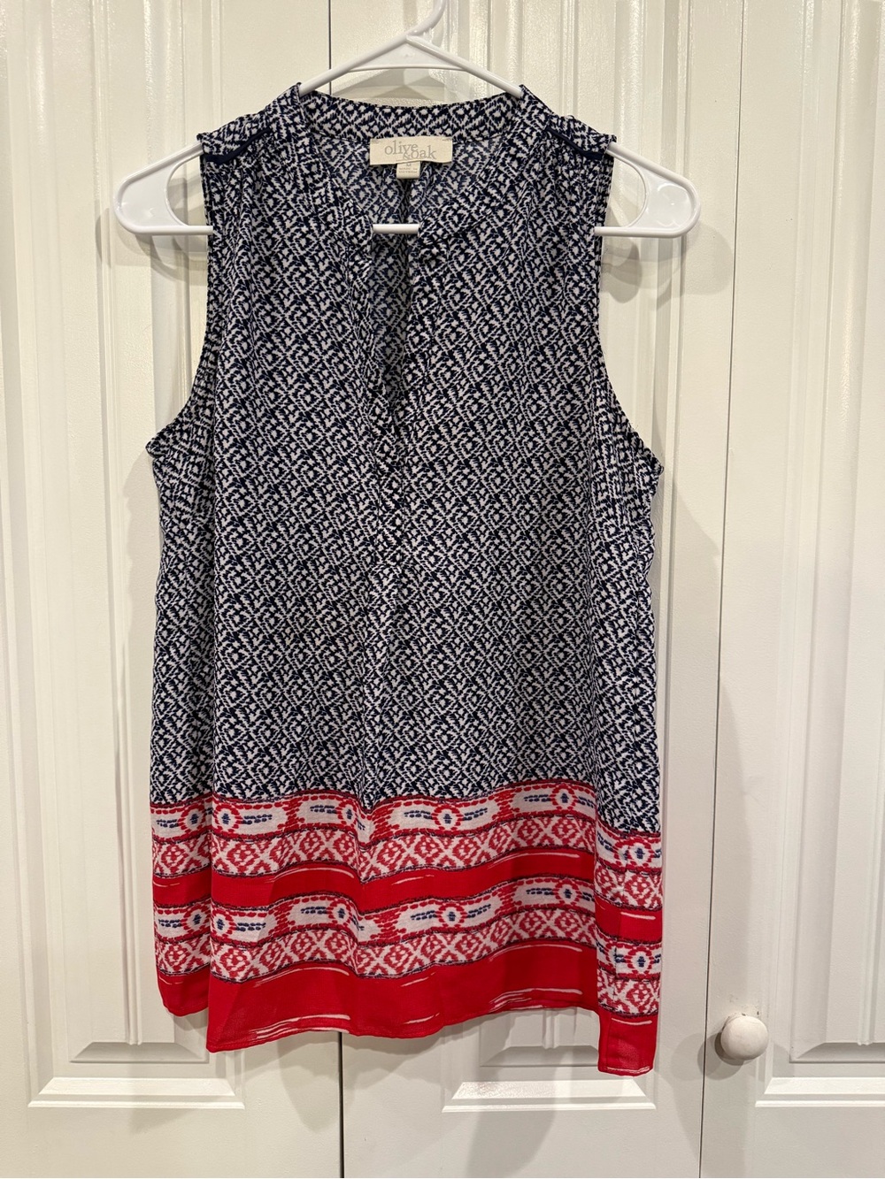 Olive & Oak Navy and Red Printed Sleeveless Camisole Size Medium